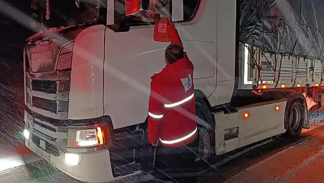 Türk Kızılay yolda kalan vatandaşları yalnız bırakmadı