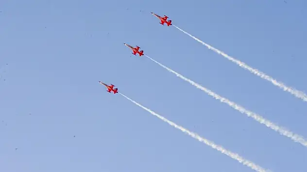 Türk Yıldızları'ndan Akşehir'de Nefes Kesen Gösteri Uçuşu!