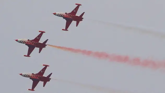 Türk Yıldızları'ndan 'Ataya Saygı Uçuşu'