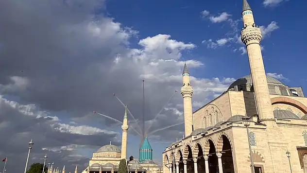 Türk Yıldızları'ndan Mevlana'ya Özel Gösteri!