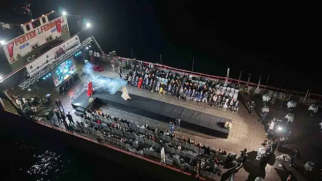 Türkiye'de ilk kez feribotta defile!