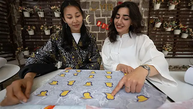 Türkiye'de tanıştıkları ebru sanatını benzersiz buldular
