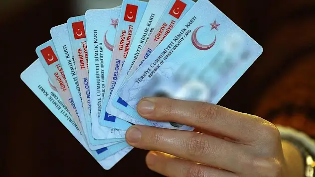 Türkiye'de yaklaşık 6 milyon kişi çipli kimlik kartına geçmedi