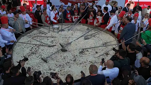 Türkiye'nin en büyük tenceresinde 6 ton pilav pişirildi