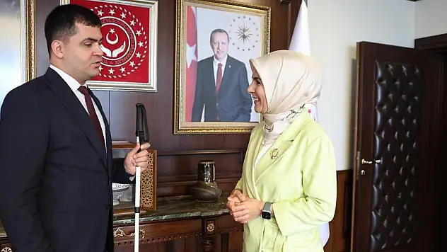 Türkiye'nin ilk görme engelli hakimi görevine başladı