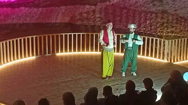 Tuz mağarasında tiyatro