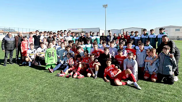 U16 futbol takımı kupasına kavuştu
