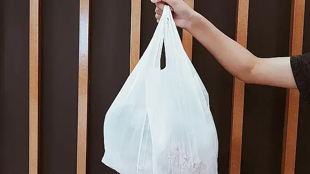 Ücretli alışveriş poşetleriyle 1 milyon tondan fazla plastik atık engellendi