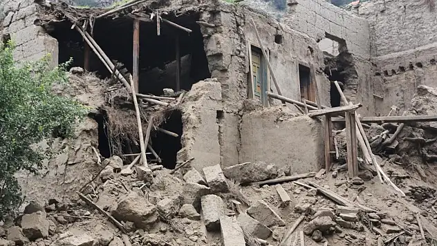 Üçüncü depremin ardından ölü sayısı 2 bin 205'e yükseldi