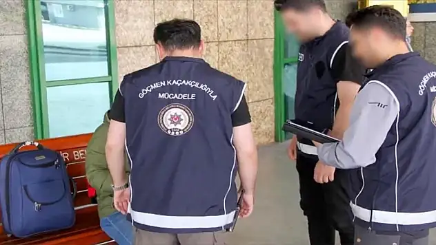 Ülke genelindeki denetimlerde 21 göçmen kaçakçısı ve 547 düzensiz göçmen yakalandı