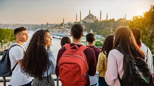 ÜNİDES ile gençler destekleniyor