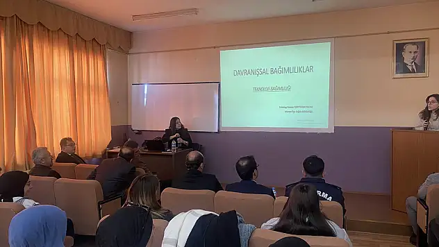 Üniversite öğrencilerine bağımlılıkla mücadele anlatıldı