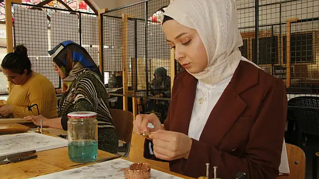 Unutulmaya yüz tutmuş bakır işlemeciliği sanata dönüşüyor