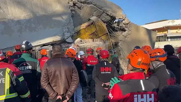 Uşak'ta yıkım sırasında iş makinesi operatörü göçük altında kaldı