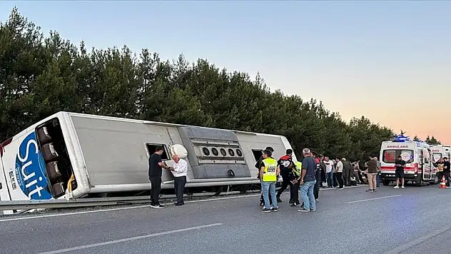 Uşak'ta yolcu otobüsünün devrilmesi sonucu 11 kişi yaralandı