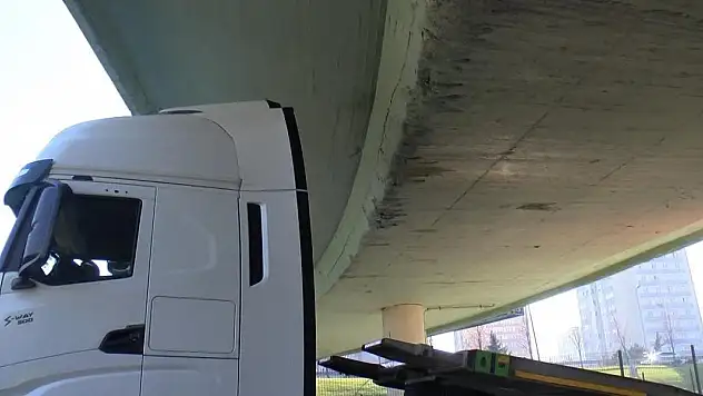 Üst geçiden takılan tır trafiği felç etti