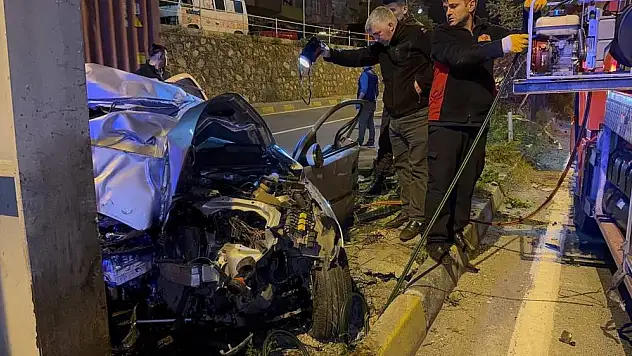 Üst geçidin ayağına çarpan otomobil hurda yığınına döndü: 2 ölü!
