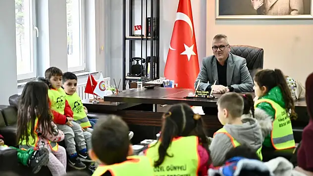 Ustaoğlu, minik misafirlerini ağırladı