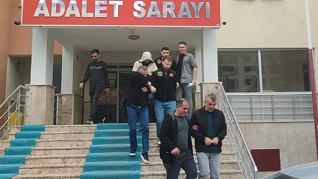 Usulsüz olarak ilaçları reçeteleyen 3 kişi tutuklandı