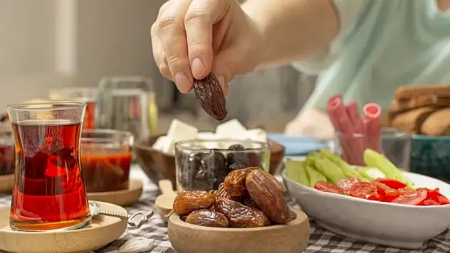 Uzmanı uyardı: İftarda ve sahurda bunlardan kaçının!