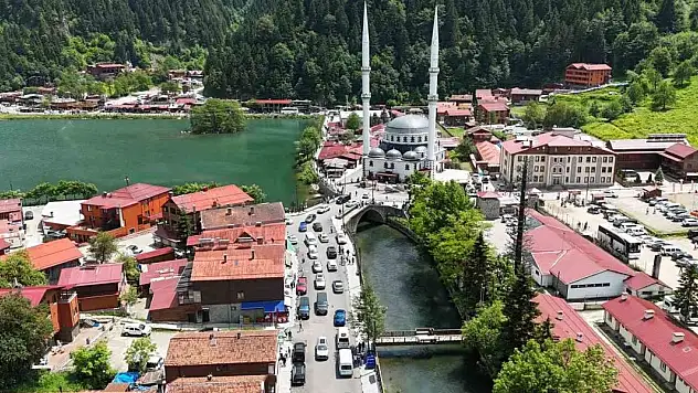 Uzungöl'de bayram yoğunluğu: Binlerce turist akın etti
