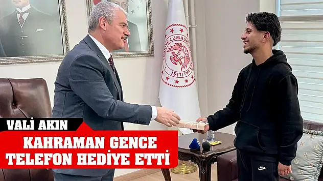 Vali Akın kahraman gence telefon hediye etti