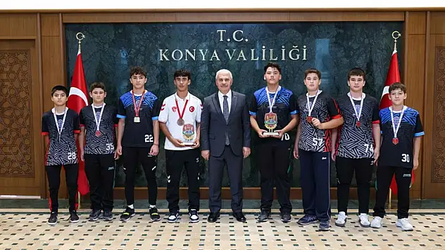Vali Akın, Konya'nın şampiyon güreşçileriyle buluştu