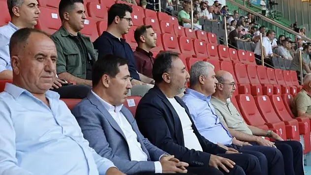 Vali Akın Konyaspor'u yalnız bırakmadı