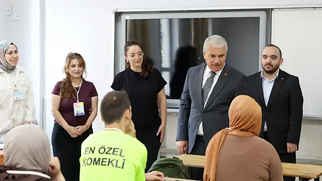 Vali Akın, TÜGVA Yaz Okulu ve Özel Genç KOMEK öğrencileriyle buluştu