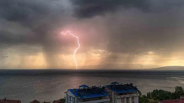 Van Gölü üzerinde çakan şimşekler görsel şölen oluşturdu