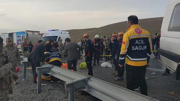 Van'da feci kaza: 6 ölü, 8 yaralı
