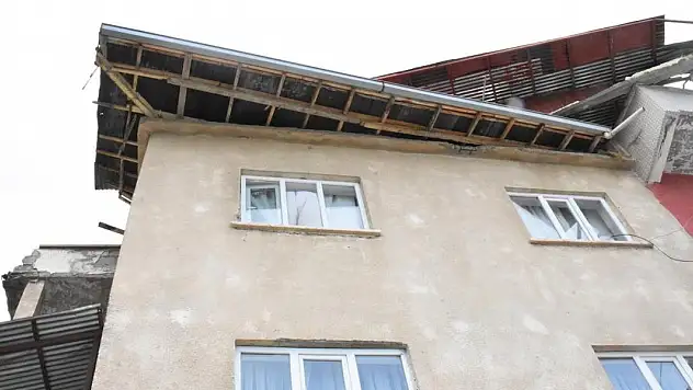 Van'da rüzgar çatılara zarar verdi