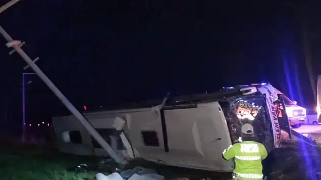 Van'da yolcu otobüsü devrildi: 28 yaralı
