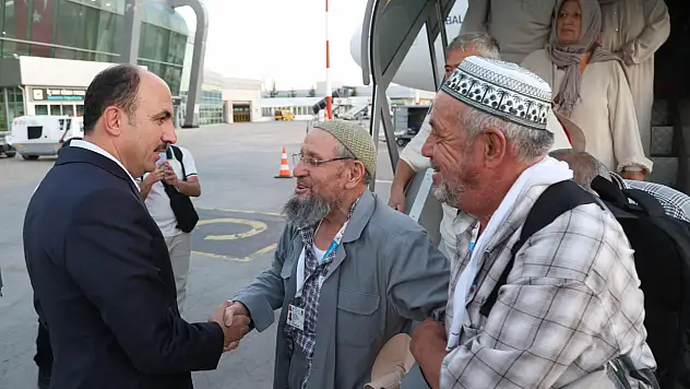 Vefa Umresi'nin ilk kafilesi döndü! Başkan Altay havaalanında karşıladı