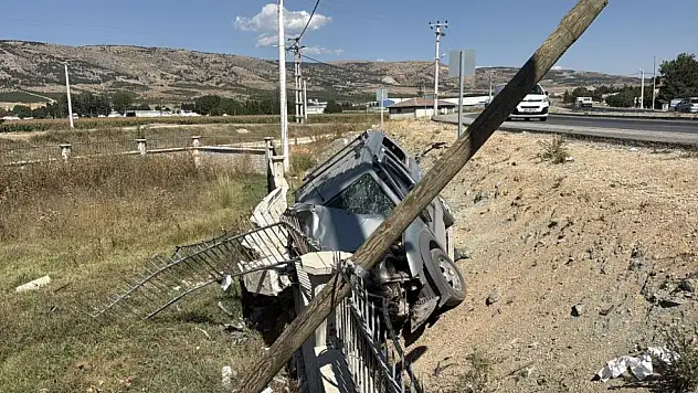 Virajı alamayan araç refüje devrildi: 1'i ağır 3 yaralı!