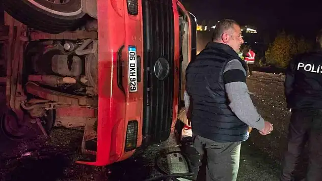 Virajı alamayan tır devrildi