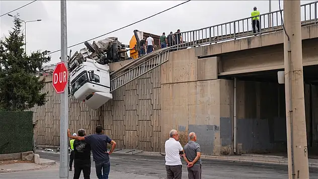 Viyadükte asılı kalan tırın sürücüsü yaralandı
