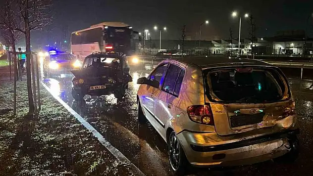 Yağış sebebiyle kayan otomobil, trafik ışıklarında bekleyen araca çarptı: 5 yaralı