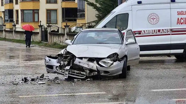 Yağış yüzünden kayganlaşan yolda 3 araç kazaya karıştı