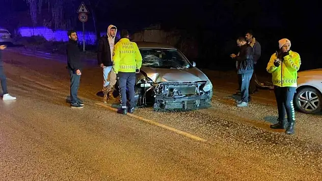 Yağışlı yolda kontrolden çıkan otomobil karşı şeride uçtu