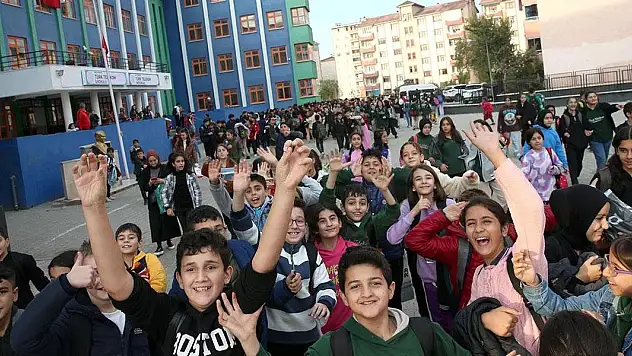 Yaklaşık 20 milyon öğrenci cuma günü karne alarak yaz tatiline girecek