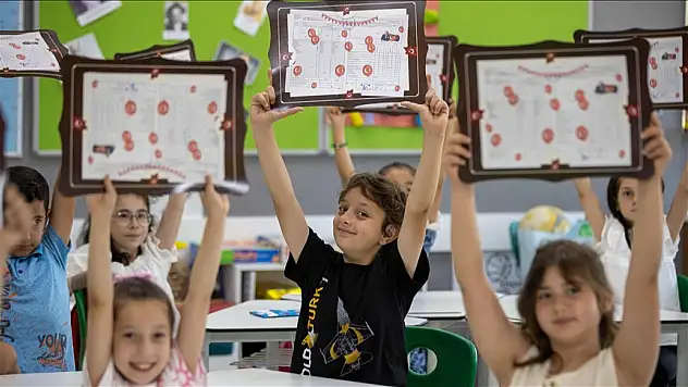 Yaklaşık 20 milyon öğrenci karne alarak yaz tatiline girdi