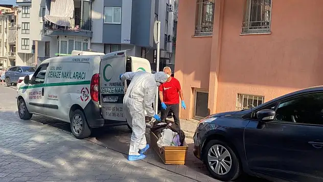 Yalnız yaşayan yaşlı adamın cesedi yayılan kötü kokuyla bulundu
