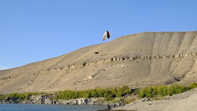 Yamaç paraşütçülerinin Acıgöl'e inişi