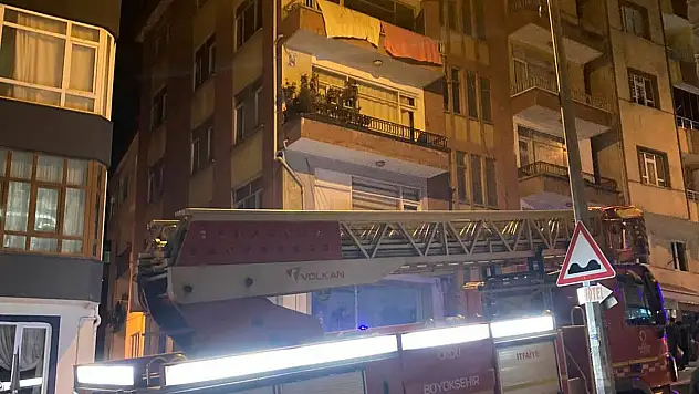 Yanan evde mahsur kalan anne ve oğlu yaralandı