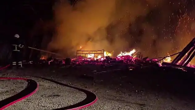 Yanan Evdeki Tüpün Bomba Gibi Patladığı Anlar Kamerada!
