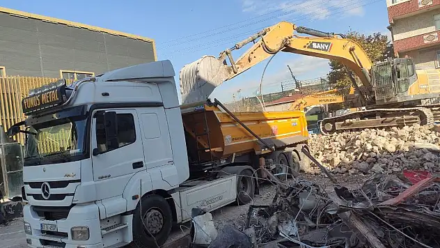 Yangın çıkan fabrikanın yıkımı tamamlandı