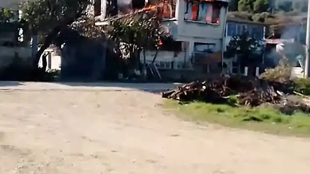 Yangında bir ev küle döndü, bir evde hasar oluştu