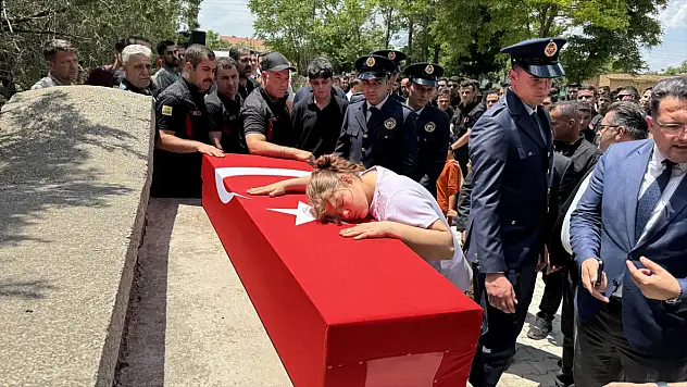 Yangında şehit düşen itfaiyeciye veda! Cenazede gözyaşları sel oldu