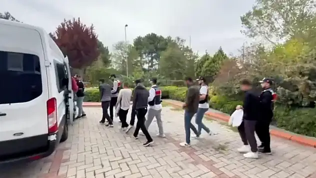 Yanıltıcı SMS'lerle vatandaşı dolandıran 12 şüpheli yakalandı
